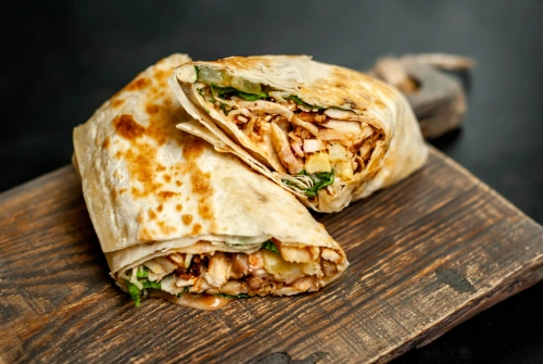 Burrito S Enroule Du Poulet Legumes Planche Decouper Fond Beton Shawarma Mexicain