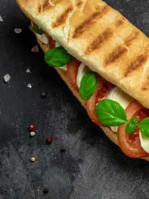 Panini Caprese Presse Grille Tomate Mozzarella Basilic Caprese Panini Sandwich Delicieux Petit Dejeuner Collation Manger Propre Suivre Regime Vegetalien Concept Nourriture Vue Dessus