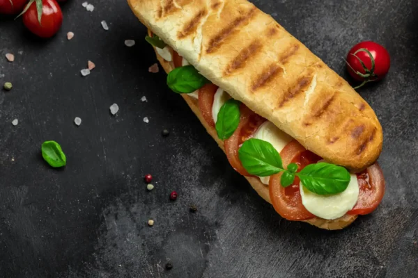 Panini Caprese Presse Grille Tomate Mozzarella Basilic Caprese Panini Sandwich Delicieux Petit Dejeuner Collation Manger Propre Suivre Regime Vegetalien Concept Nourriture Vue Dessus